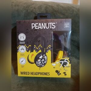 Peanuts 75th Anniversary Headphones with Yellow Cushions